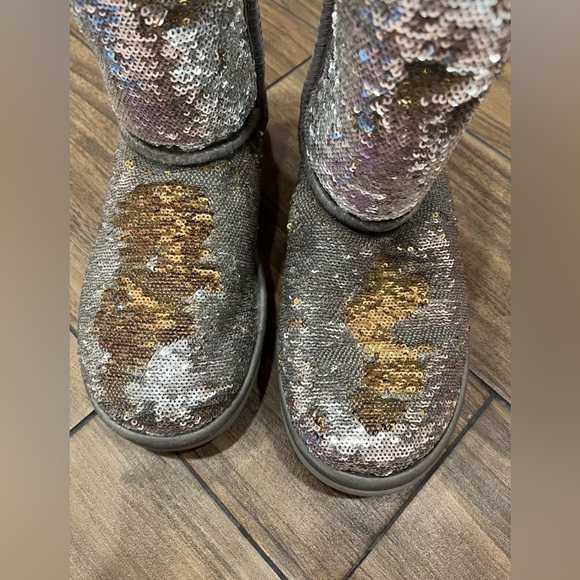 LN UGG Boots Reversible Gold Silver Sequin Classic Short Sparkle Size 7 - Picture 2 of 8